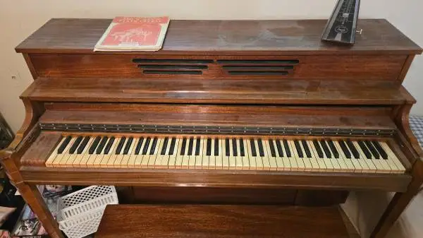 Spinette Upright Piano