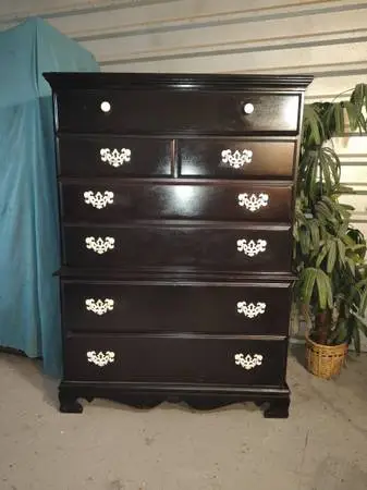π΄ precious solid wood big and tall dresser in good working condition π‘