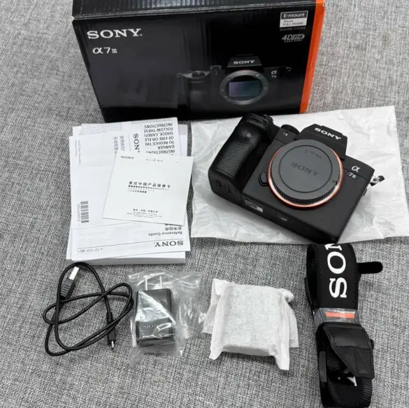 Alpha A7 III Full Frame Mirrorless 24.3MP Digital CameraS with FE 70-200mm F/2.8 GM