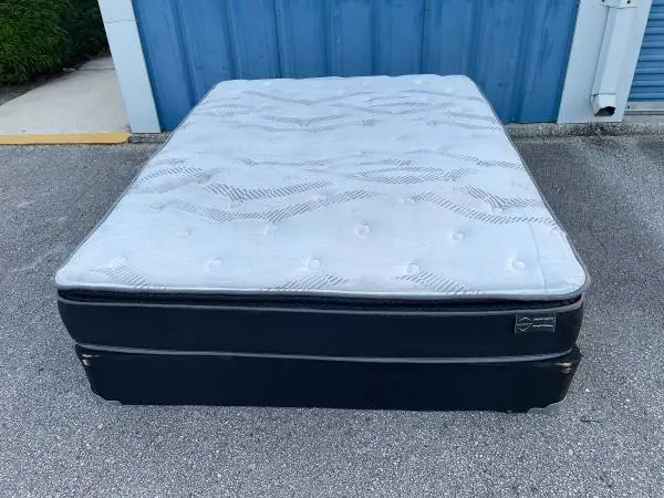 Queen Size Pillow Top Hybrid Mattress & Box Springs-Used good/fair con
