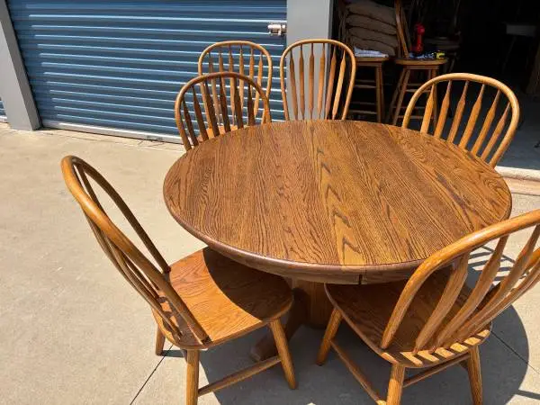 Beautiful Solid Oak 7 Piece Dining Set w/2 Leaves and 6 Sturdy Chairs