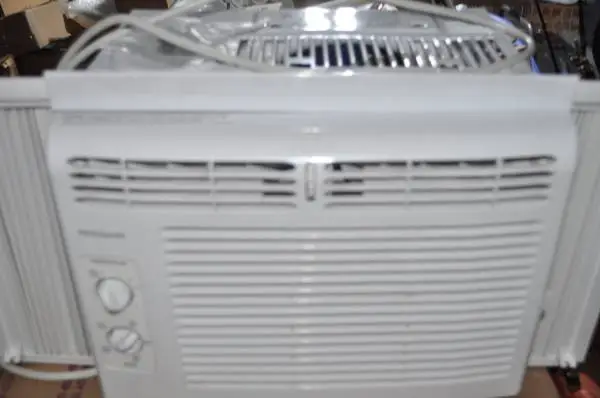 WINDOW AC 5000 BTU 120 VOLT. ONLY 2 MONTHS OLD