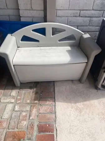 Rubbermaid Outside / Pool Storage Bench