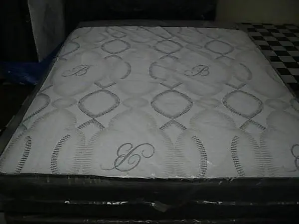 QUEEN MATTRESS AND BOX SPRING