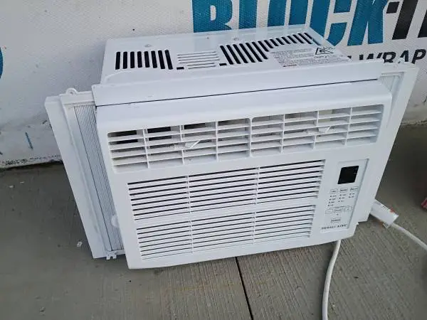 6000 BTU WINDOW A/C UNIT LIKE NEW
