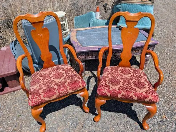 2 Captain Chairs