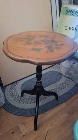 VINTAGE HITCHCOCK SIDE TABLE