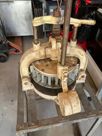 Commercial restaurant dough divider