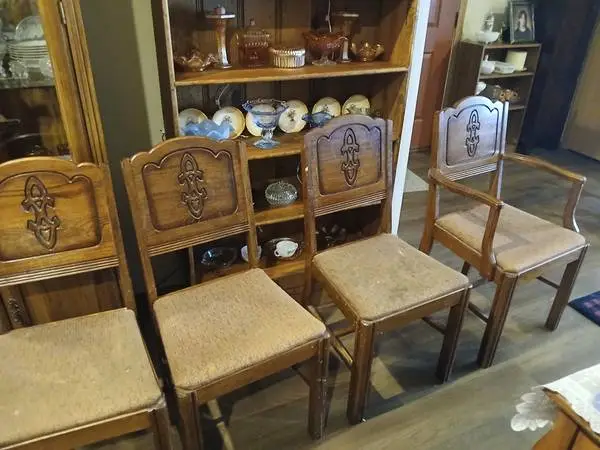 Price Reduced/4 Matching Heavy Duty Solid Oak Dinng Room Chairs