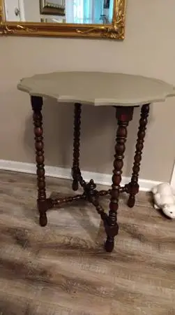Victorian Style Parlor Table w/ Scalloped Edge Top