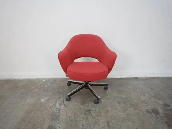 Knoll Saarinen Executive Swivel Armchair 5 Star Base (Red or blue Boul