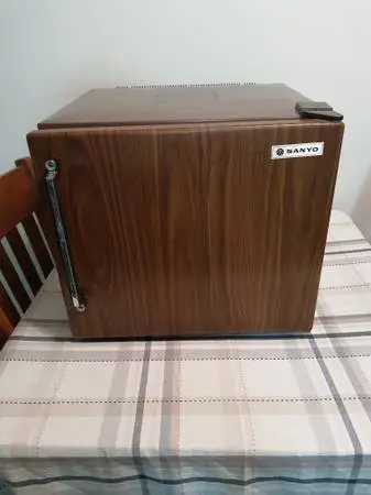 Mini fridge w/ice freezer- dorm, bedroom, camper, garage, beer fridge