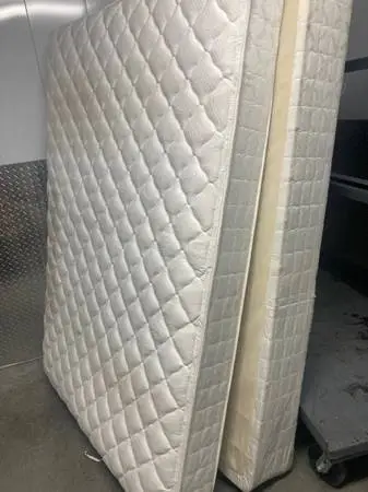 Mattress,queen,clean,comfortable,2yrs,like new,white,hlp dlvr.