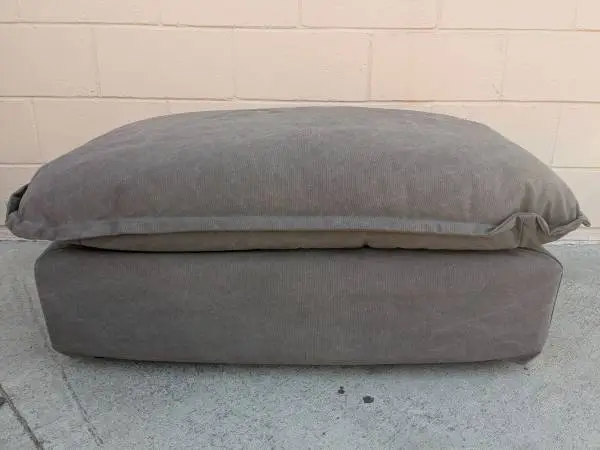 Sixpenny neva ottoman