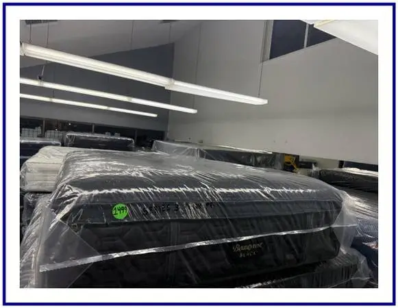 QUEEN SIZE SIMMONS BEAUTYREST BLACK SERIES 3 PILLOW MATTRESS & BOX BED