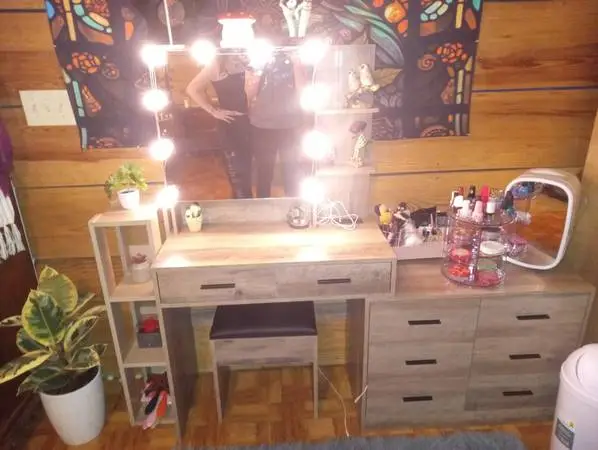 Makeup vanity