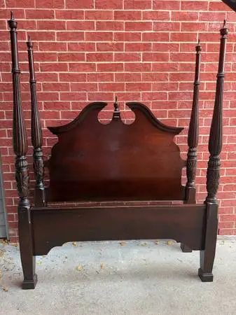 Beautiful Solid Wood Full-Size Four Poster Bed – Vintage/Elegant