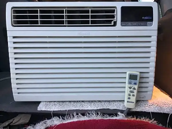 Window AC with remote control 8.200 BTU/h blows cold 🥶