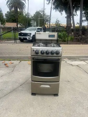 warranty free delivery 20”Danby gas stove and hood