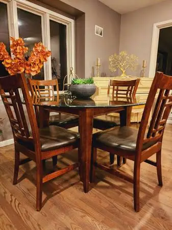 QUALITY SOLID WOOD DINING SET WITH 4 DINING CHAIRS