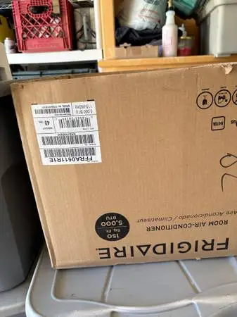 WINDOW AIR CONDITIONER