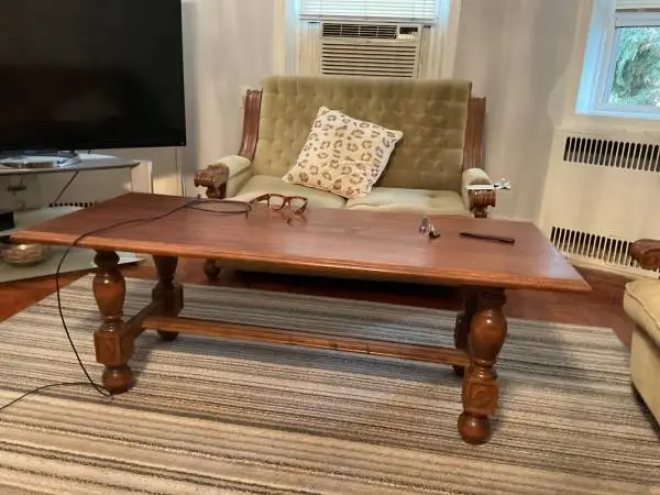 Classic Solid Wood Coffee Table – Excellent Condition