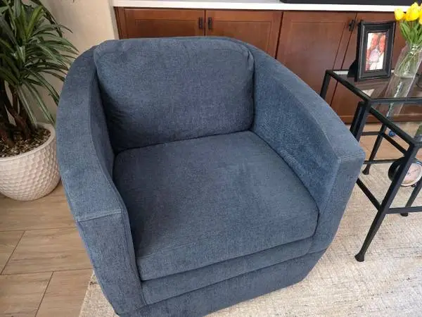 ++++++++++++++ Very Nice Barrel Chair (Dark Blue)
