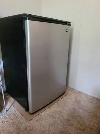 Sanyo
Sanyo - 4.9 Cubic Platinum Finish Frost Proof Compact Refrigerator - Black