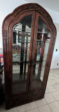 Traditional arched curio cabinet / china cabinet