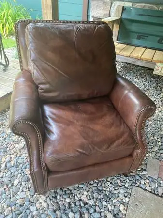 Flexsteel Leather Nails head chair