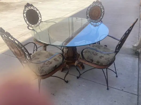 Dining table 4 padded chairs,glass top,comfortable,help deliver.