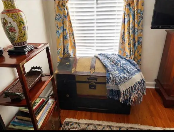Beautiful vintage arch top steamer trunk for sale. This is a solid and sturdy pi