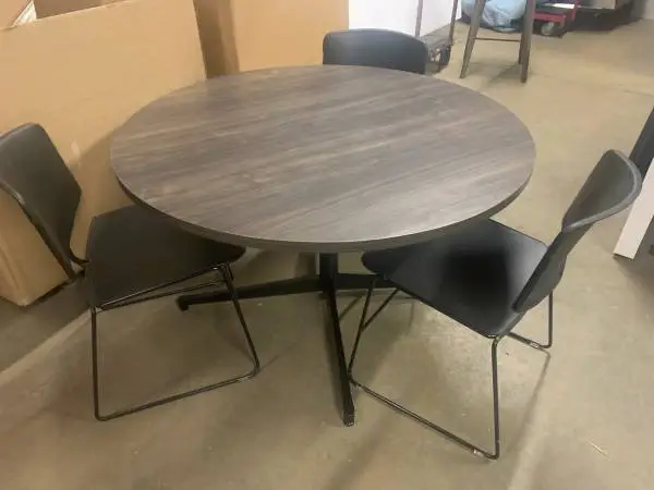 42” Hon circle table and chairs Good Condition!