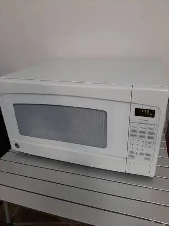 GE MICROWAVE 2.0 CUBIC FOOT 15 INCH PLATE WORKS GREAT