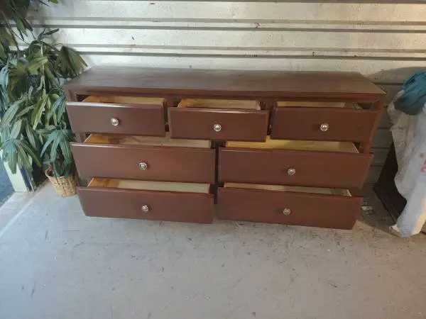 🟡 bonito 7 drawers dresser in good working condition 🟡