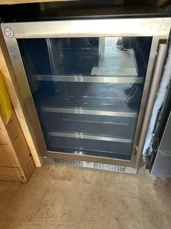 Avallon - 24 Built-In or Free Standing Beverage Cooler - Left Swing Door