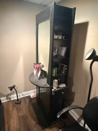 Salon station with chair