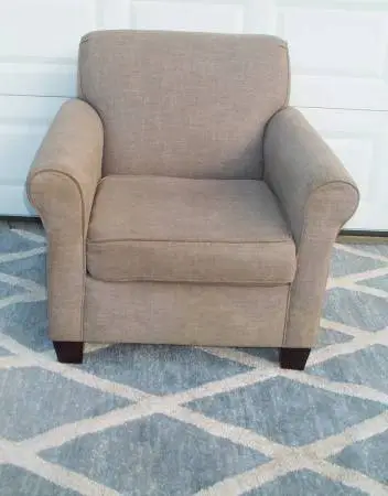 BEAUTIFUL LIGHT GRAY CHAIR Living Room Cusnioned Furniture England Inc