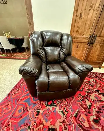 RECLINER LIFT CHAIR - Excellent Condition