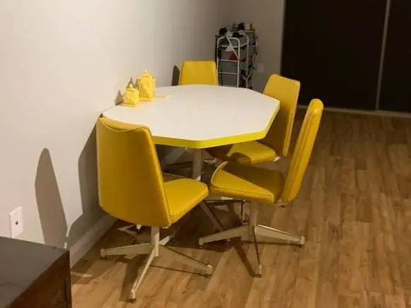 Vintage 70’s table & chairs set with leaf