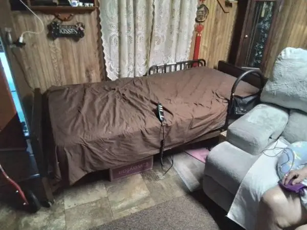 Medical type bed move up and down feet and head
