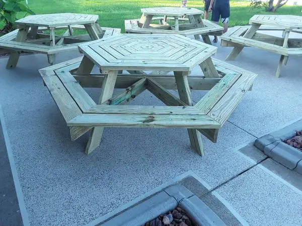 🪵 CUSTOM PICNIC TABLES – BUILT TO LAST! 🪵