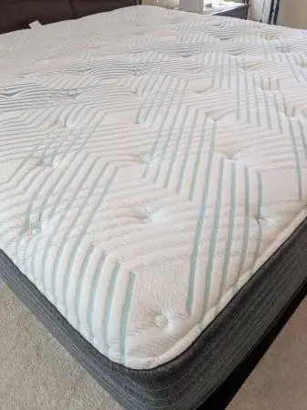 Beautyrest Pressuresmart King Size Mattress -- Excellent condition!