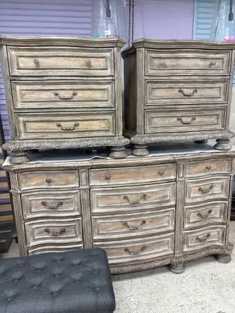 Castella King Tufted Sleigh Bed Set by Hooker Furniture