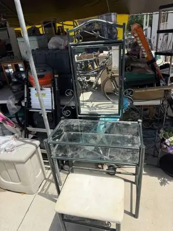 Vanity make up table