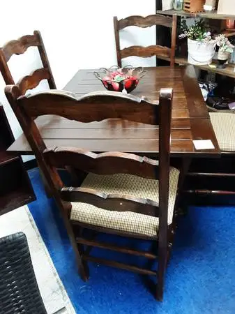 Table and 4-Chairs and Hidden Leaf
