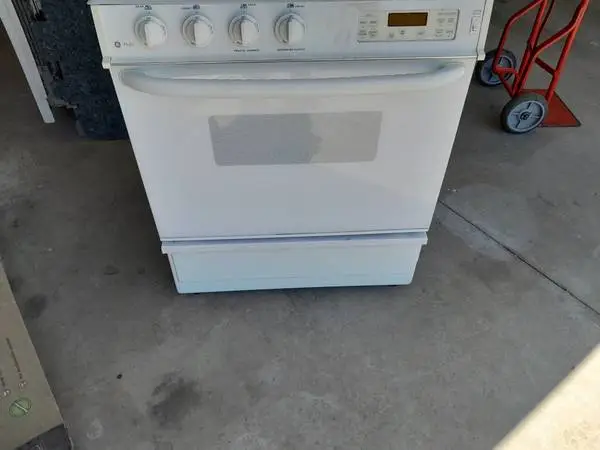 GAS STOVE for cooking delicious meals.text for 🚚 delivery