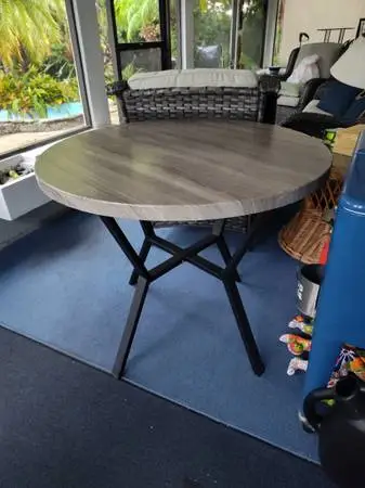 ⭐ ROUND DINING TABLE W/ METAL BASE( LIKE NEW!!)