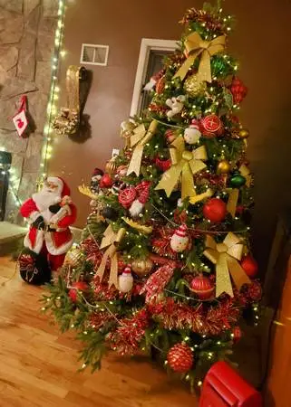 7.5 NEW CHRISTMAS TREE.WITH DIFFERENCE LIGHT OPTION. I PAID 759...ASKING 299