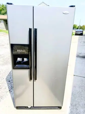 WHIRLPOOL FRIDGE WITH ICE AND WATER IN DOOR